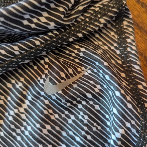 Nike Black and White Patterned Leggings - Picture 5 of 5